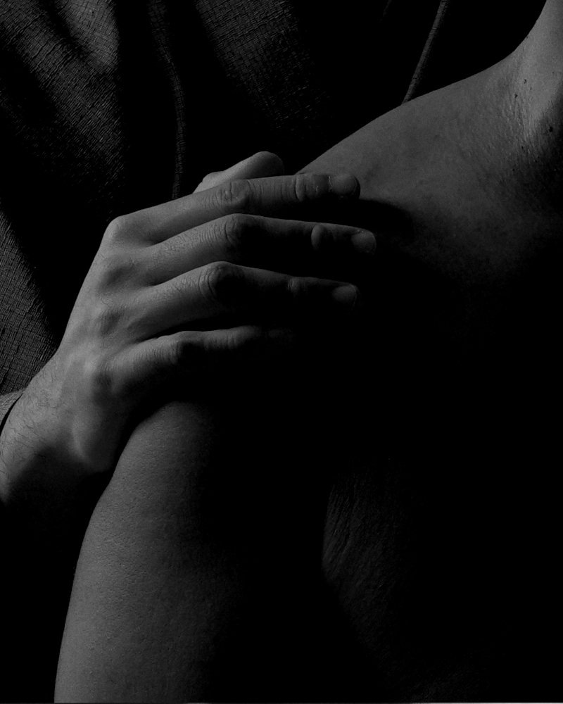 Silent touch on bare skin — 静寂に触れる素肌