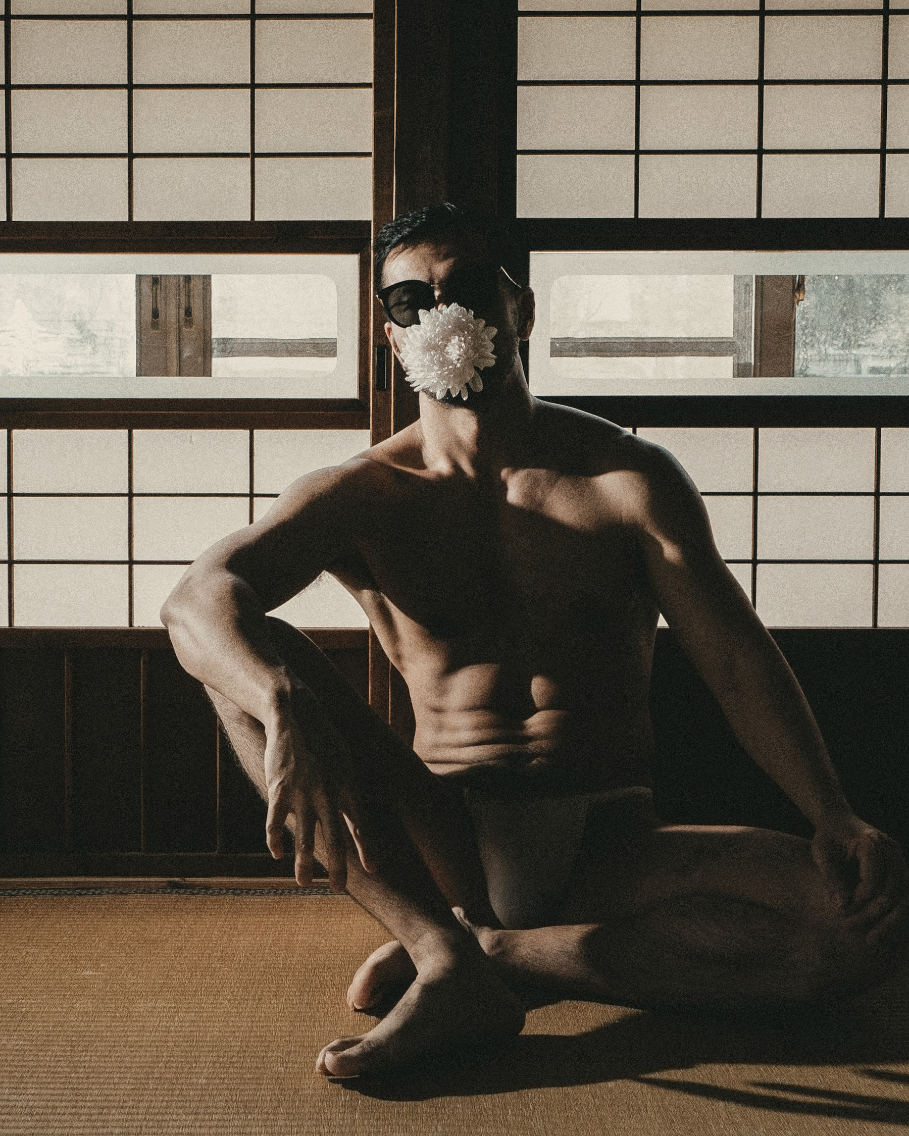 Silent luxury kinbaku ritual—Gombé in stillness