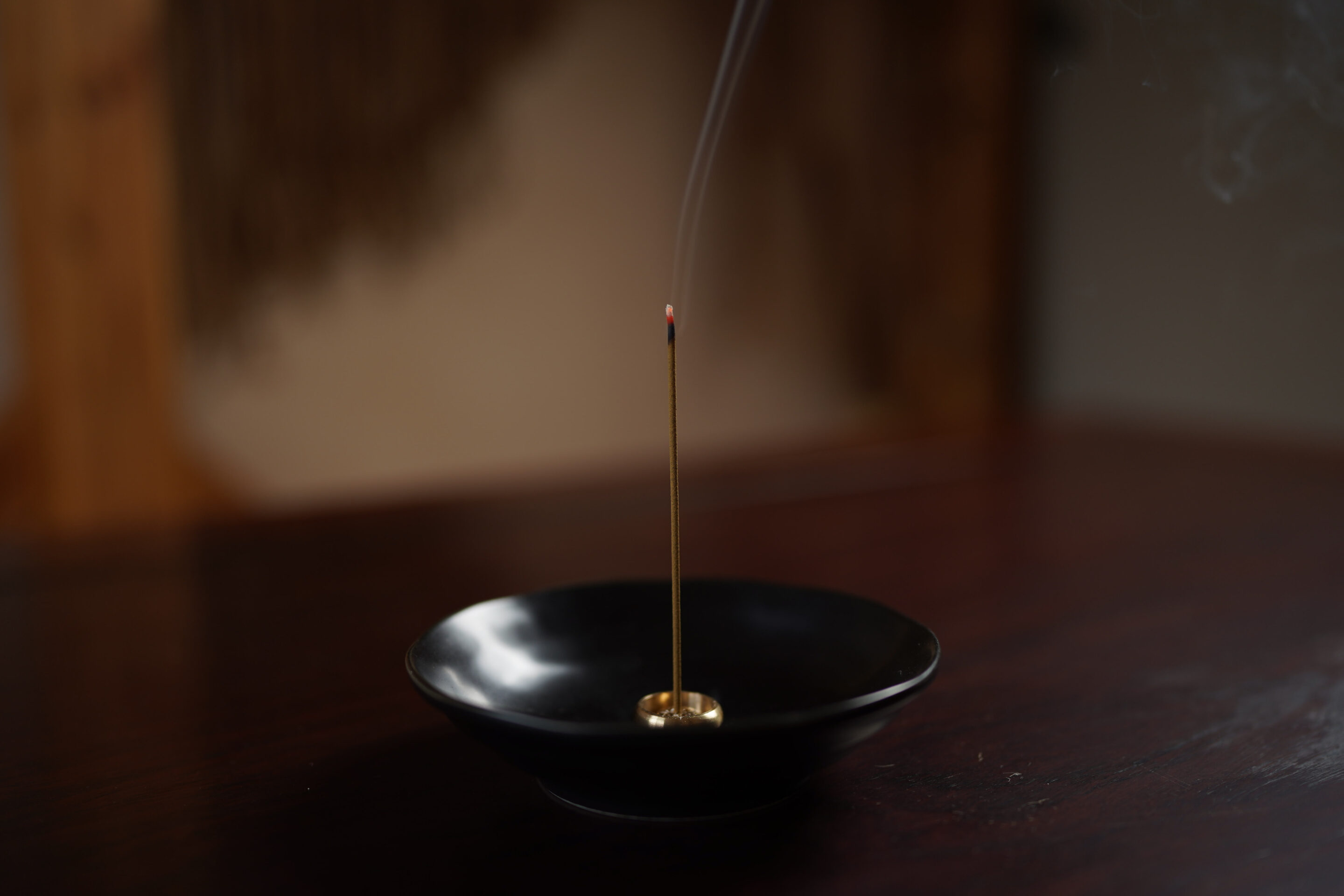 Incense smoke rising quietly, evoking serenity and hidden luxury. / 静かに立ち昇る線香の煙、静謐と秘められた贅を想起させる。